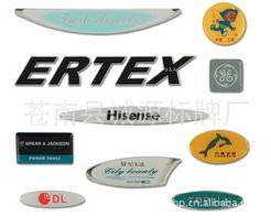 滴膠商標(biāo)與金屬標(biāo)牌定制 透明滴膠價(jià)格、廠家及交通公共管理標(biāo)牌制造全解析